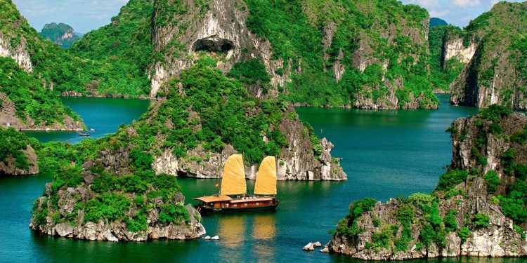 Cẩm Nang Du Lịch: Khám phá những địa danh và món ngon nổi tiếng nhất tại Vịnh Hạ Long
