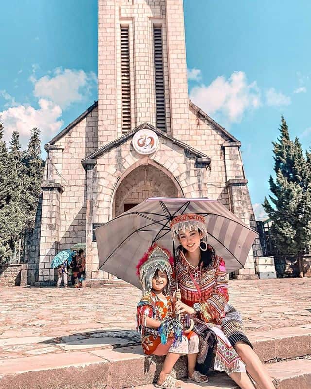 Nhà thờ đá Sapa là địa điểm hoạt động văn hóa truyền thống nên lúc nào cũng nhộn nhịp, náo nhiệt