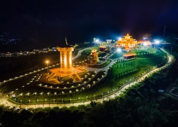 Chiêm ngưỡng Đại Bảo Tháp Kinh Luân dát vàng lớn nhất thế giới tại Đà Lạt