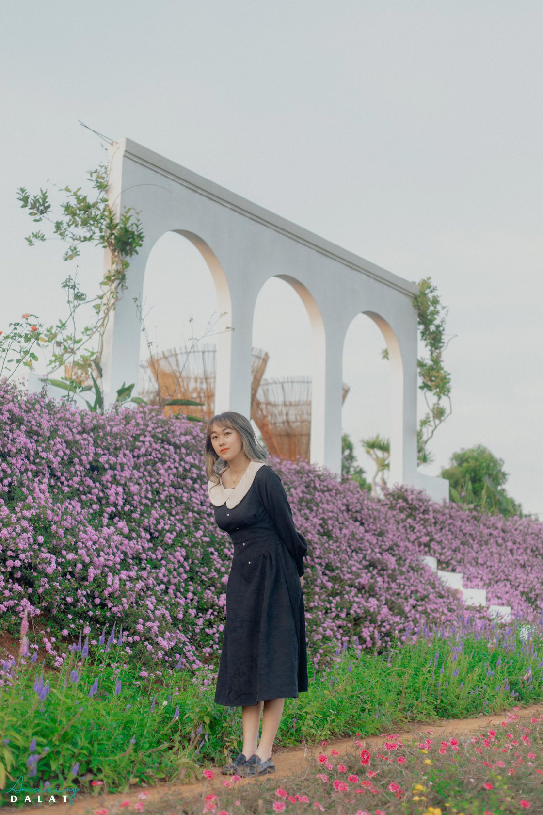 Không gian ngập tràn hoa lá. Hình: Sưu tầm