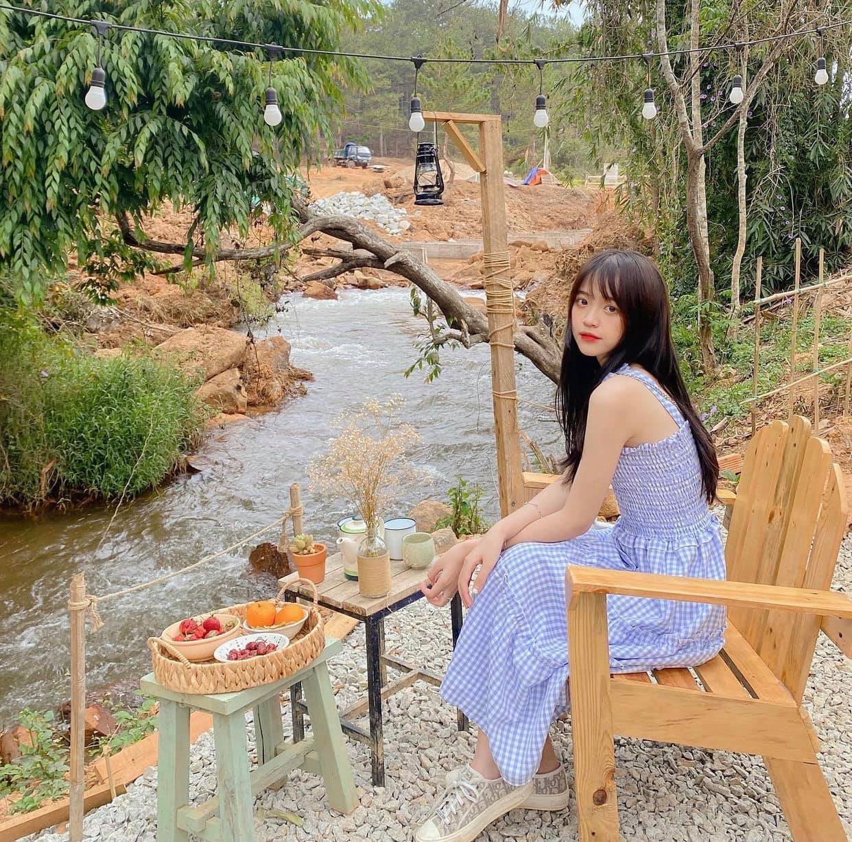 Bên dòng suối mát lạnh. Hình: Sưu tầm