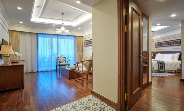 Phòng Suit với giường King, ban công và không gian để tiếp khách, thư giãn