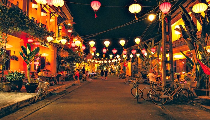 Rực rỡ sắc màu giữa Hội An hoài cổ về đêm