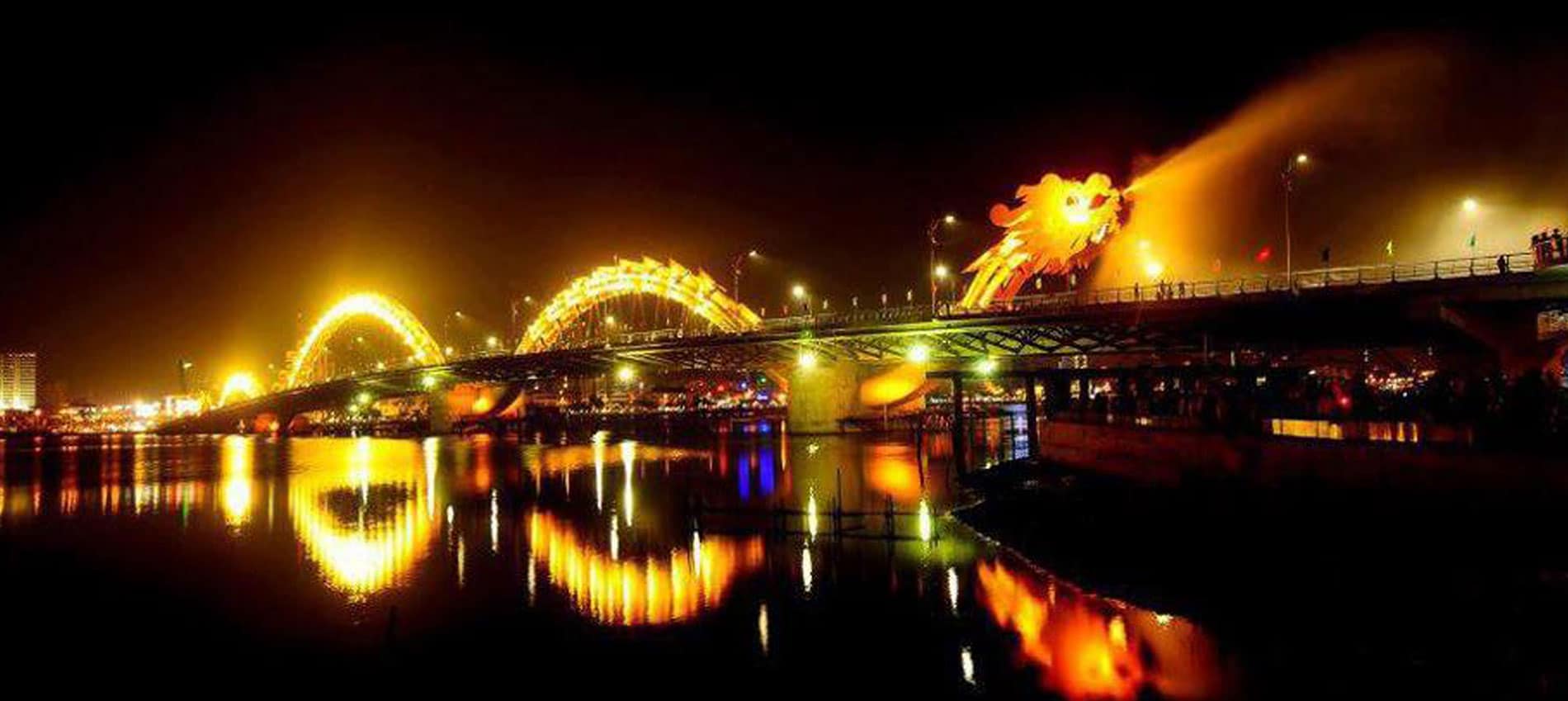 Thích thú ngắm cảnh đêm xem cầu Rồng phun lửa phun nước