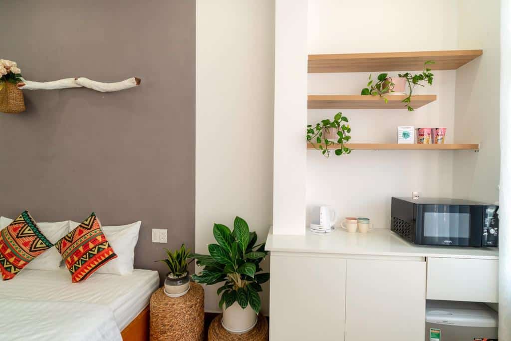 Lò vi sóng, ấm đun nước và nhiều tiện ích đầy đủ có riêng ở mỗi phòng nghỉ