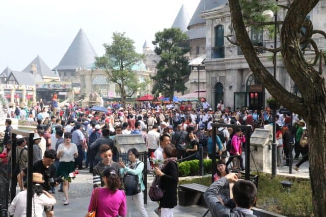 Cảnh chen chúc trên Bà Nà Hill