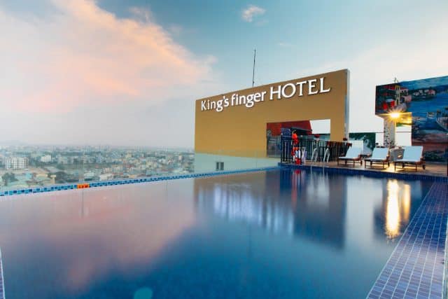 King's Finger Hotel với bể bơi tầng thượng cực đẹp