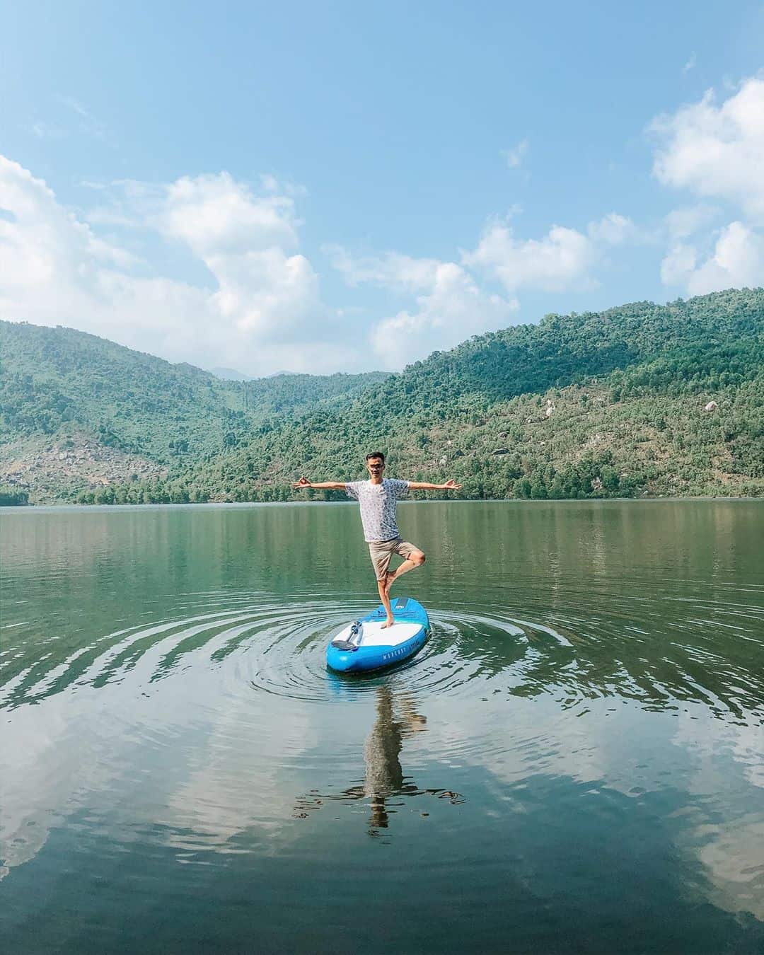 Thử thách chèo Sup giữa hồ. Hình: @hung_tran26